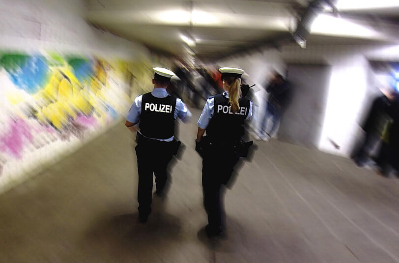 Immer wieder solidarisieren sich Personen, mit Menschen, die gerade festgenommen werden.