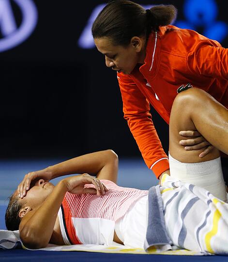 So nah liegen Freud' und Leid im Sport beieinander: die Chinesin Shuai Zhang profitierte im Achtelfinale der Australian Open von der Oberschenkelverletzung ihrer Gegnerin Madison Keys (USA). Die Bilder vom Drama.