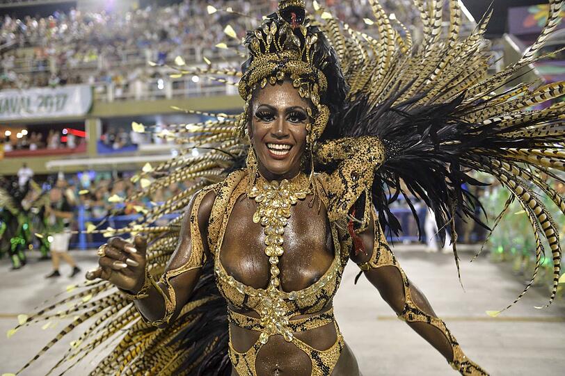 Athletische Tänzer, heiße Rhythmen und kunstvolle Kostüme - die Bilder vom Karneval aus dem Sambadrom in Rio de Janeiro.