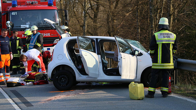 Bilder von der B15 im Landkreis Rosenheim, wo es zum schweren Verkehrsunfall mit einem Toten gekommen ist.