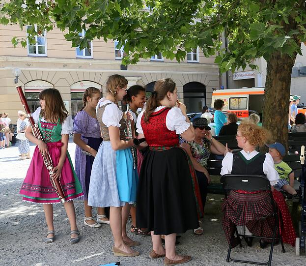 Die Münchner feiern gemeinsam auf dem Jakobsplatz.