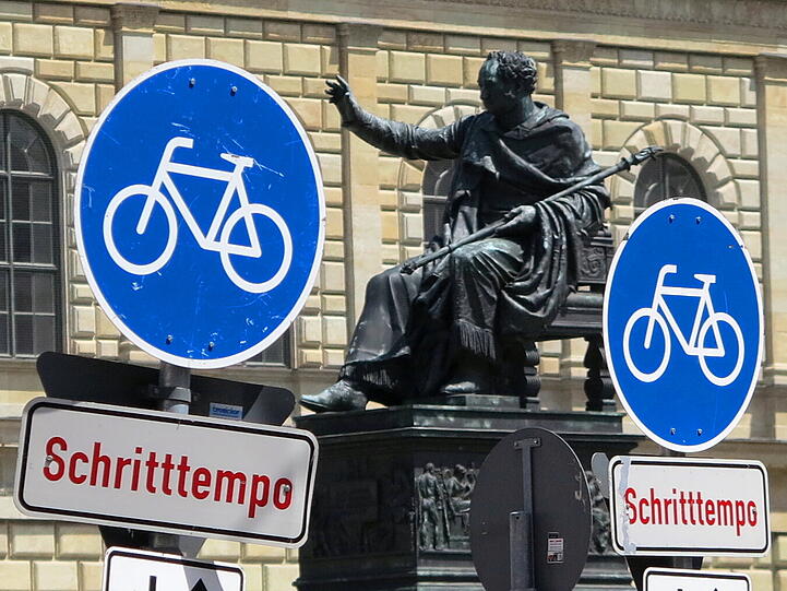 Seine Majestät Max Joseph befehlen Schritttempo. Und die Untertane meinen: richtig so, weil der Max-Joseph- Platz kein Nürburgring ist!