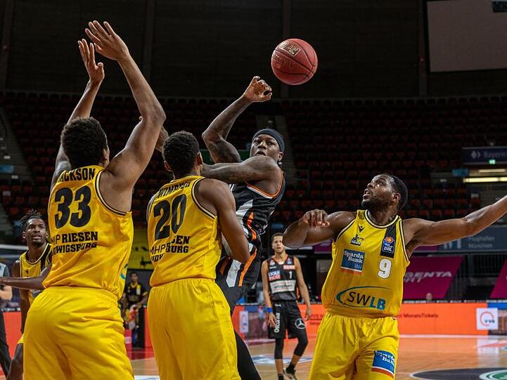 Der Ulmer Archie Goodwin (2.v.r.) wird gleich von drei Ludwigsburgern verteidigt.
