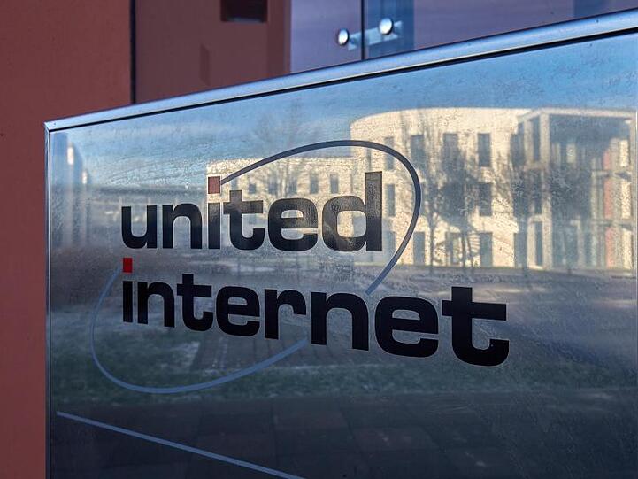 Ein in Firmenschild an einem Gebäude von United Internet auf dem Gelände des Tochter- und Internetunternehmens 1&1.