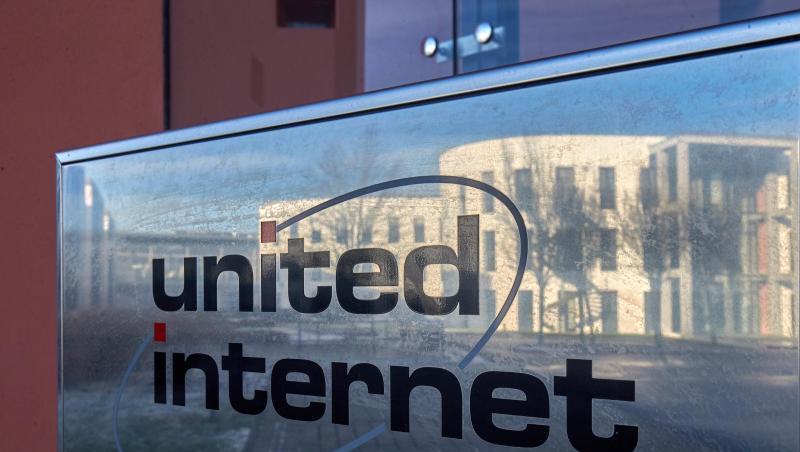 Ein in Firmenschild an einem Gebäude von United Internet auf dem Gelände des Tochter- und Internetunternehmens 1&1. Ein in Firmenschild an einem Gebäude von United Internet auf dem Gelände des Tochter- und Internetunternehmens 1&1.