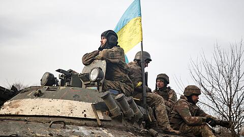 Ukrainische Soldaten beziehen Stellung an der Frontlinie.