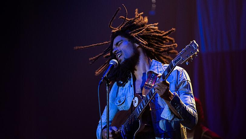 Kingsley Ben-Adir als Bob Marley in einer Szene des Films "Bob Marley: One Love".