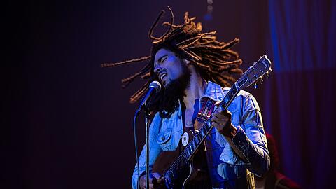 Kingsley Ben-Adir als Bob Marley in einer Szene des Films "Bob Marley: One Love".