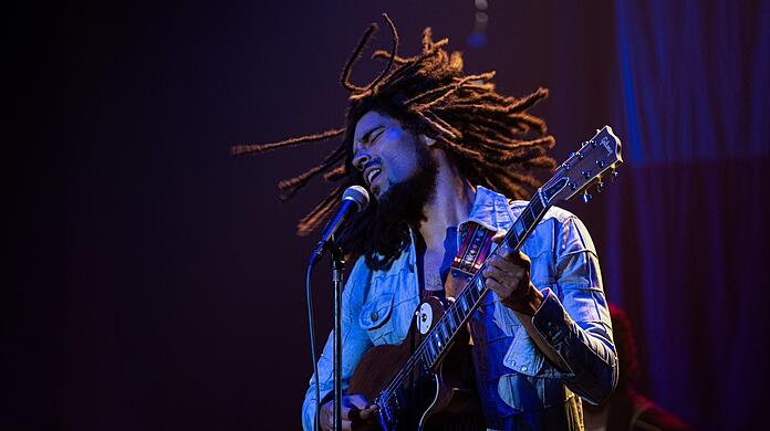 Kingsley Ben-Adir als Bob Marley in einer Szene des Films "Bob Marley: One Love".