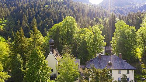 Umgeben von Wald: die Wallfahrtskirche Birkenstein.