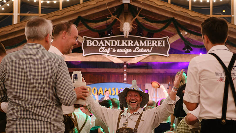Das Festzelt "Boandlkramerei" auf der Oidn Wiesn. Das Festzelt "Boandlkramerei" auf der Oidn Wiesn.