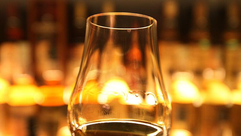 Nur, wo auch wirklich Whiskey, Gin oder Rum drin ist, darf auch mit Whiskey, Gin oder Rum geworben werden. (Symbolbild)