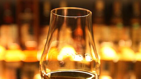 Nur, wo auch wirklich Whiskey, Gin oder Rum drin ist, darf auch mit Whiskey, Gin oder Rum geworben werden. (Symbolbild)