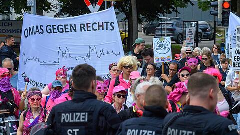 Die Gegendemonstration fand in einiger Entfernung der AfD-Veranstaltung statt, hinter einer Polizeiabsperrung.