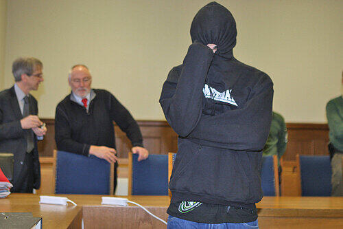 Als Kevin B. (28) in den Gerichtssaal geführt wurde, versteckte der notorische Gewalttäter sein Gesicht unter der Kapuze seiner Jacke.