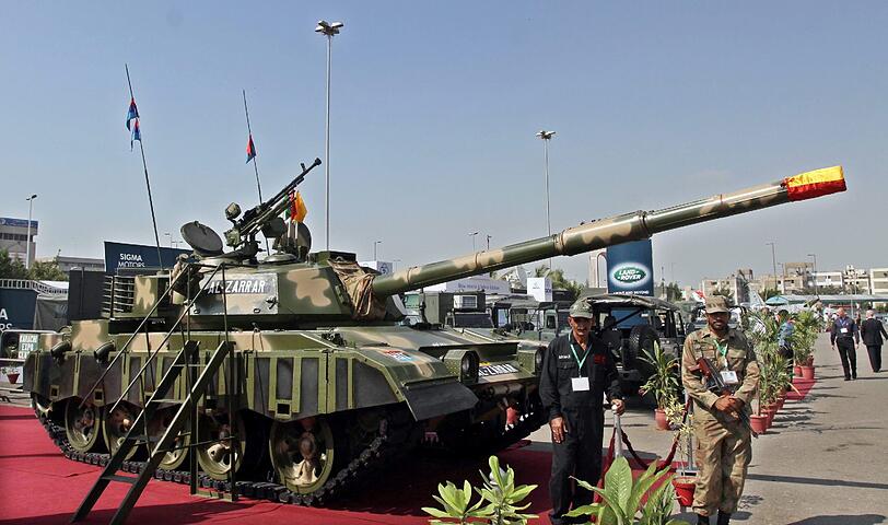 Ein Panzer aus Pakistan vom Typ Al-Zarrar steht im Freigelände der Ausstellung.