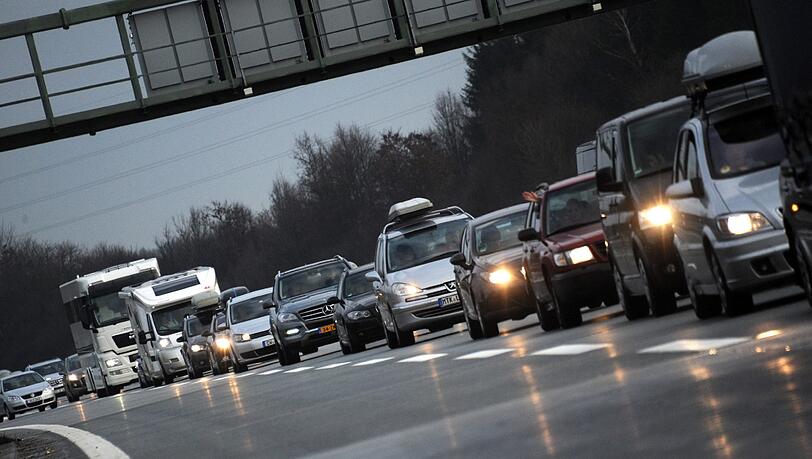 Auf der Autobahn A99 vor dem Autobahn-Kreuz München Süd stauen sich kurz vor Weihnachten schon die Autos. Nach dem hohen Verkehrsaufkommen am Samstag erwartet der ADAC für den 23. und 24.12.2012 eine Entspannung auf den deutschen Autobahnen. Auf der Autobahn A99 vor dem Autobahn-Kreuz München Süd stauen sich kurz vor Weihnachten schon die Autos. Nach dem hohen Verkehrsaufkommen am Samstag erwartet der ADAC für den 23. und 24.12.2012 eine Entspannung auf den deutschen Autobahnen.