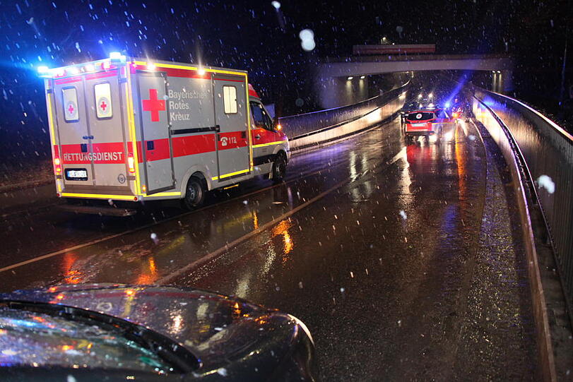 Unfall in Töging: Ein VW-Fahrer bemerkt einen Fußgänger zu spät und fährt den Mann um. Die Bilder vom Unfallort