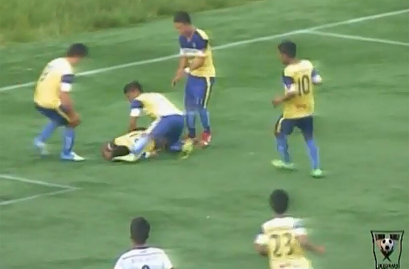 Nach seinem verunglückten Salto eilen Mitspieler Peter Biaksangzuala zur Hilfe