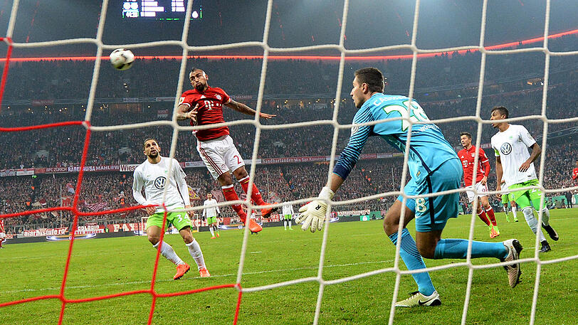 Arturo Vidal (links) kommt nicht mit dem Kopf an den Flankenball heran. Vorne Wolfsburgs Keeper Koen Casteels.