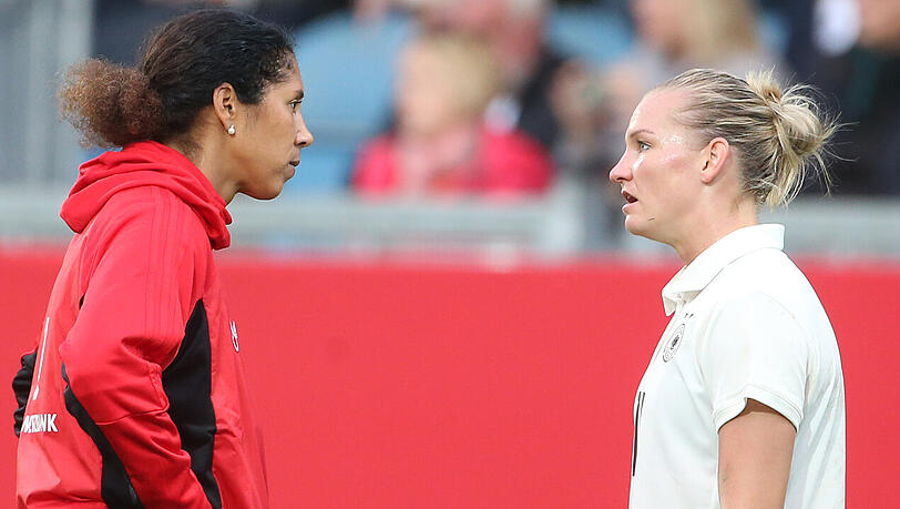 Frust pur: Bundestrainerin Steffi Jones (links) und Alexandra Popp sind nach der 2:3-Niederlage gegen Island enttäuscht. Frust pur: Bundestrainerin Steffi Jones (links) und Alexandra Popp sind nach der 2:3-Niederlage gegen Island enttäuscht.