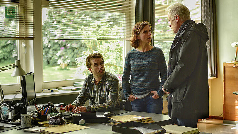 Hinnerk Feldmann (Oliver Wnuk, v.l.), Ina Behrendsen (Julia Brendler) und Theo Clüver (Robert Atzorn) in "Nord Nord Mord - Clüver und der leise Tod".