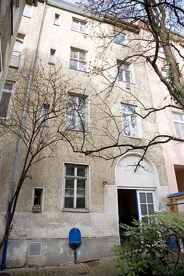 Das Haupthaus vom Hof aus gesehen. Dort sollen ein Lift und für alle Wohnungen Balkone angebracht werden.