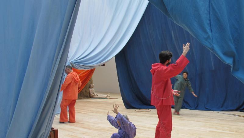 Vorhänge, die einzigartige Perspektiven bieten und Schnittstellen zwischen Realität und Illusion bilden. Vorhänge, die einzigartige Perspektiven bieten und Schnittstellen zwischen Realität und Illusion bilden.