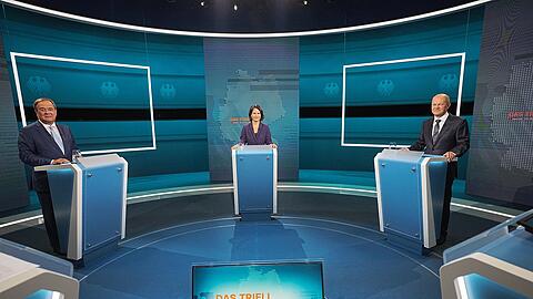 29.08.2021, Berlin: Die Kanzlerkandidaten Armin Laschet (l-r, CDU), Annalena Baerbock (Bündnis 90/Die Grünen) und Olaf Scholz (SPD) in der ersten TV Diskussion bei RTL und ntv.