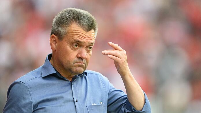 Manfred Schwabl steht im Stadion.