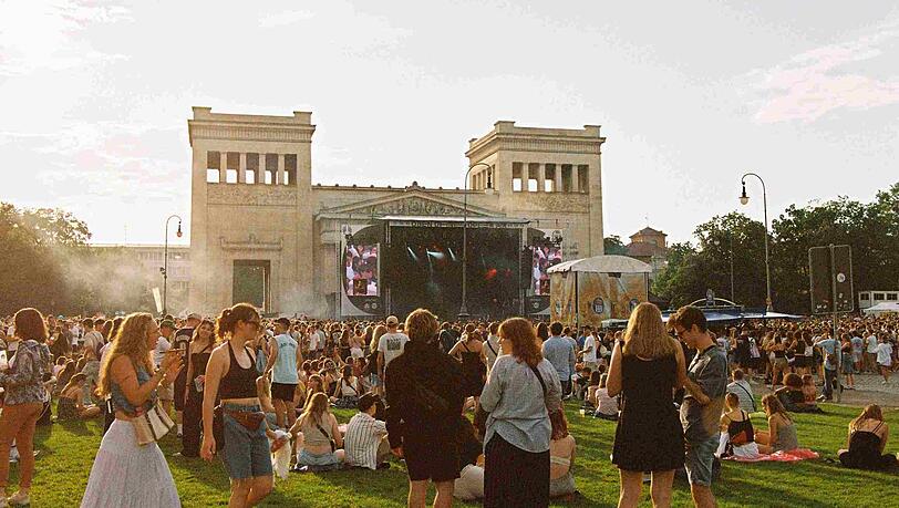 Das Oben Ohne findet am Samstag wieder auf dem Königsplatz statt. Das Oben Ohne findet am Samstag wieder auf dem Königsplatz statt.