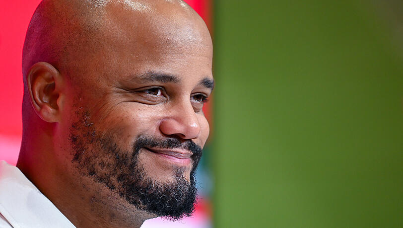 Bayern-Trainer Vincent Kompany hat seinen Vertrag am Dienstag um zwei Jahre verlängert.