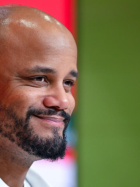 Bayern-Trainer Vincent Kompany hat seinen Vertrag am Dienstag um zwei Jahre verlängert.