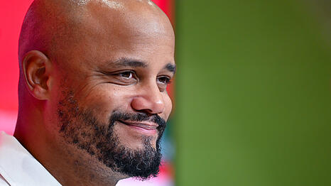 Bayern-Trainer Vincent Kompany hat seinen Vertrag am Dienstag um zwei Jahre verlängert.