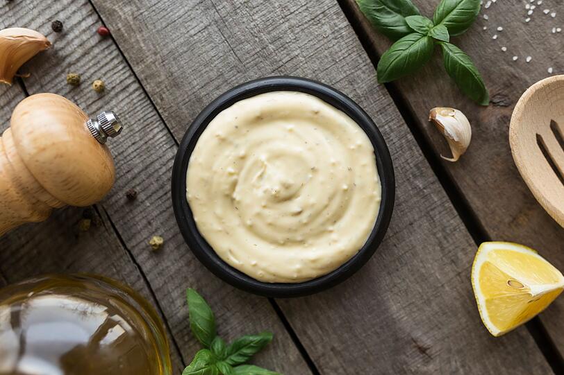 F&uuml;r das Dressing verr&uuml;hren Sie vier Essl&ouml;ffel Mayonnaise mit einem Essl&ouml;ffel Rotweinessig, einem Teel&ouml;ffel getrocknetem Oregano, einem halben Teel&ouml;ffel Knoblauchpulver sowie Salz und Pfeffer. Mischen Sie das Dressing gut unter den Salat, sodass sich alles gleichm&auml;&szlig;ig vermengt. Vor dem Servieren sollte der Salat etwa 10 Minuten ziehen. Ohne das Brot vom Sub-Sandwich bleibt auch diese Mahlzeit Low Carb.