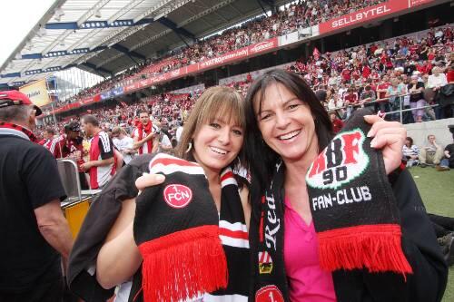 In Feierlaune: Die Club-Fans freuen sich schon auf den Auftakt-Knaller gegen Schalke