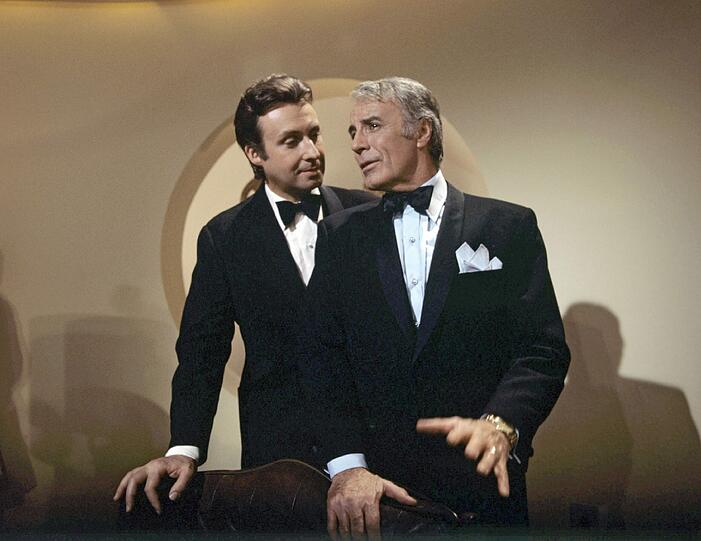 Der österreichische Sänger und Schauspieler Peter Alexander (l) am 21.10.1970 neben seinem Gast, dem Sänger Johannes Heesters.