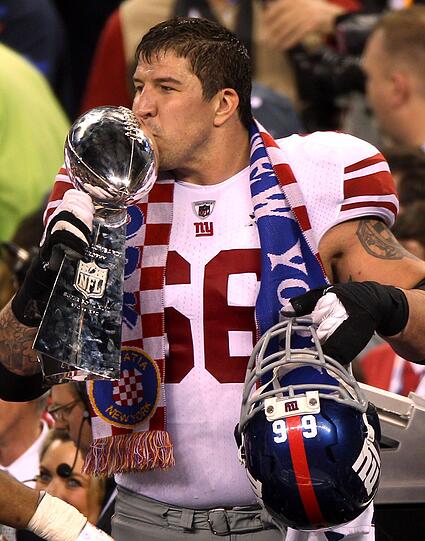 Einfach gigantisch: Die New York Giants haben den 46. Super Bowl gewonnen. Gegen die New England Patriots um Quarterback Tom Brady und den deutschen Sebastian Vollmer siegten die Giants in einem packenden Spiel mit 21:17. Hier sehen Sie die besten Bilder vom NFL-Spektakel in Indianapolis.