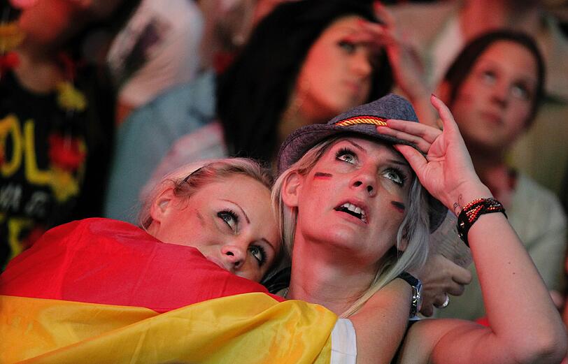 Tränen, Trauer, Tragik: Nach dem Halbfinal-K.o. gegen Italien können es viele Fans nicht fassen, dass der Traum vom EM-Titel vorbei ist. Die Bilder