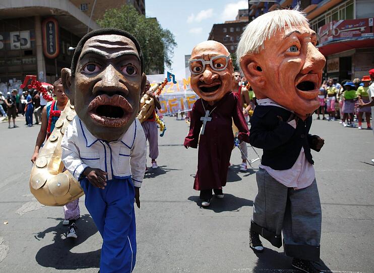 In Johannesburg in Südafrika findet jedes Jahr am 31.12 die Silvesterparade statt. Ein riesiger Karneval zieht hier durch die Innenstadt von Johannesburg und die Menschen feiern den letzten Tag des Jahres.
