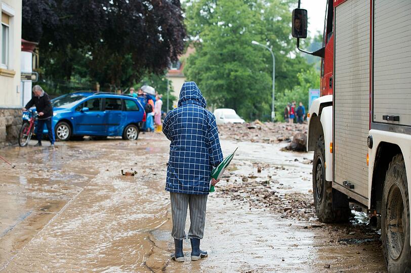 In Meißen und Dresden verwüsteten Schlammlawinen mehrere Straßen und machten sie unpassierbar. Sehen Sie hier die Bilder der Schlammverwüstung.