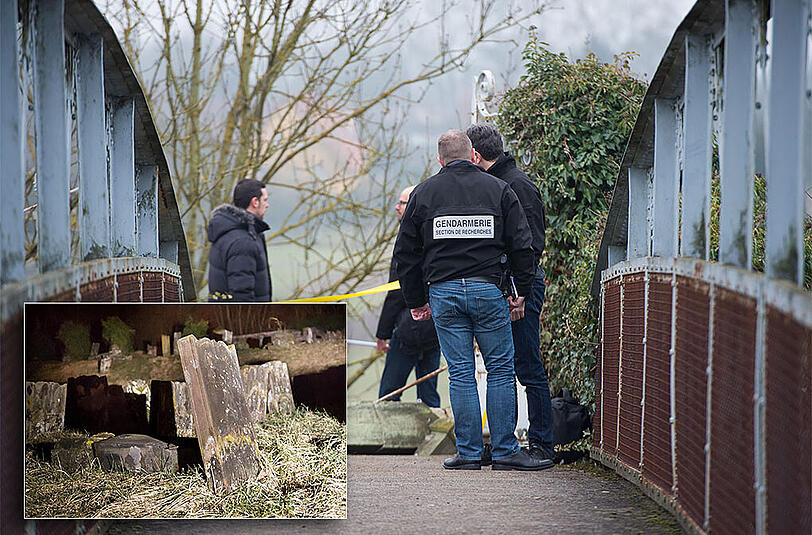 Polizisten sichern den Zugang zum jüdischen Friedhof in Sarre-Union, auf dem mehrere hundert jüdische Gräber geschändet wurden.
