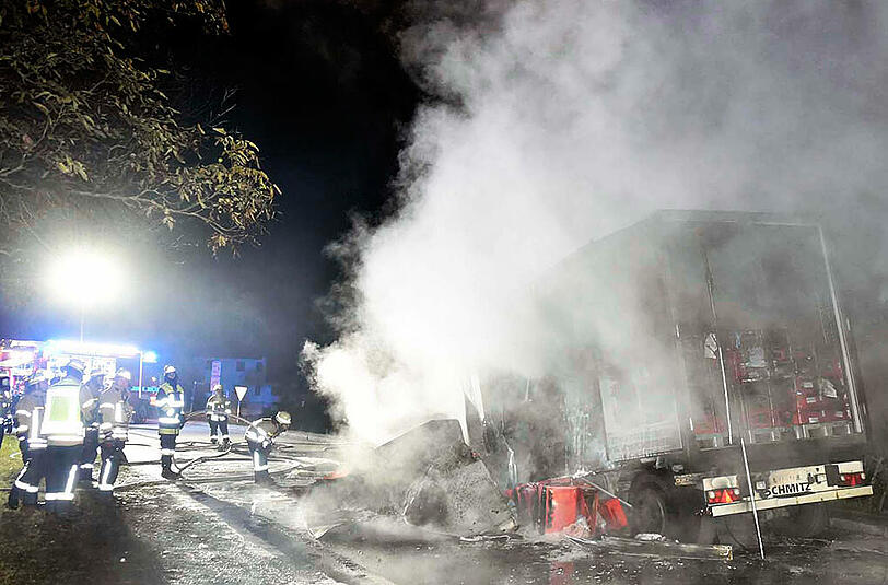Auf der Staatsstraße bei Aying ist am Donnerstagmorgen ein Fleischtransporter völlig ausgebrannt. Die Bilder.