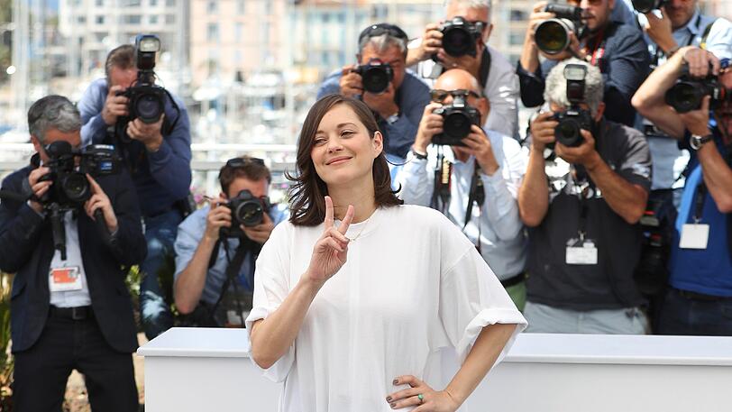 Marion Cotillard (r) und Charlotte Gainsbourg lächeln bei einem Fototermin für den Film "Les Fantômes d'Ismaël" (Ismael's Ghosts) der auf dem 70. Filmfestival in Cannes gezeigt wird.