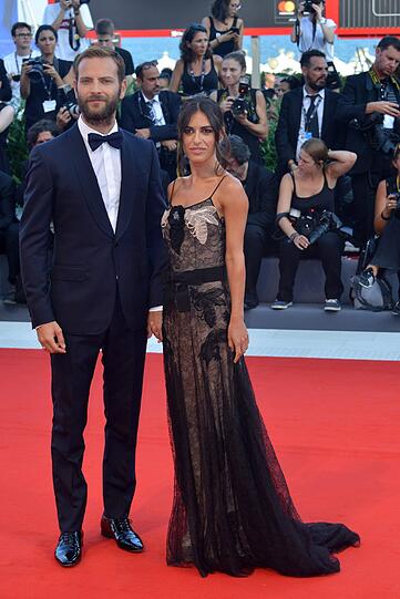 Alessandro Borghi mit Begleitung.