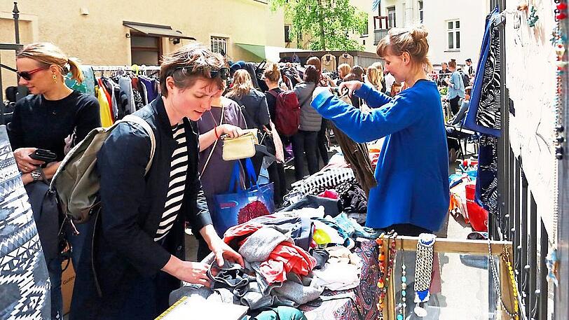 Zweites Leben: zukünftige neue Besitzer bei einem Hofflohmarkt.