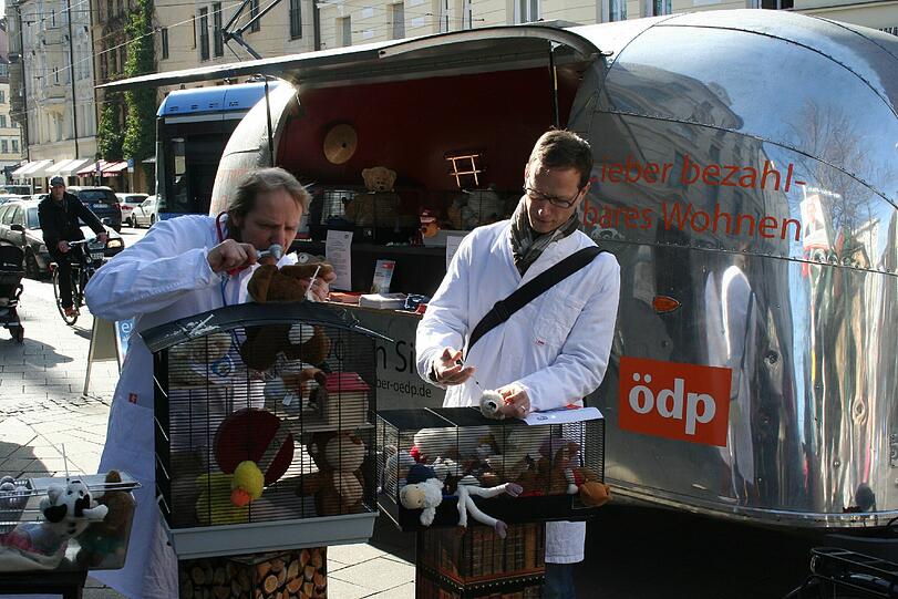 Gegen Tierversuche - speziell in München und ganz konkret am Rechts der Isar haben ÖDP-Mitglieder am Dienstag am Max-Weber-Platz protestiert.