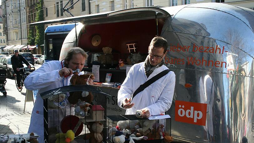 Gegen Tierversuche - speziell in München und ganz konkret am Rechts der Isar haben ÖDP-Mitglieder am Dienstag am Max-Weber-Platz protestiert. Gegen Tierversuche - speziell in München und ganz konkret am Rechts der Isar haben ÖDP-Mitglieder am Dienstag am Max-Weber-Platz protestiert.