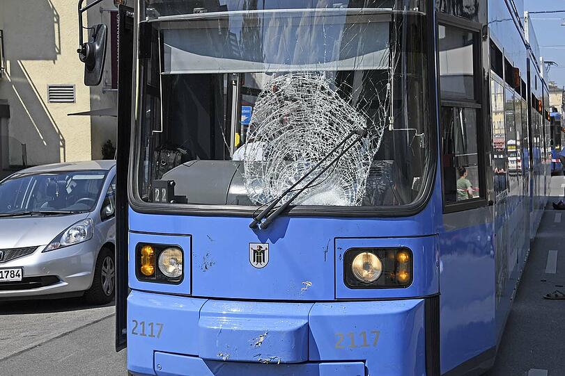 Am Freitagnachmittag kollidiert ein Roller-Fahrer mit einer Tram-Bahn und erliegt im Krankenhaus seinen Verletzungen.