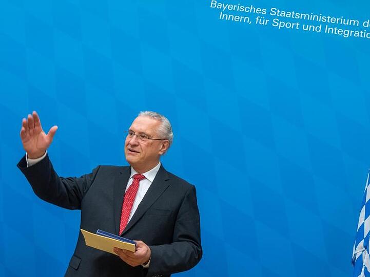Bayerns Innenminister Joachim Herrmann. Foto: Peter Kneffel/dpa/Archivbild